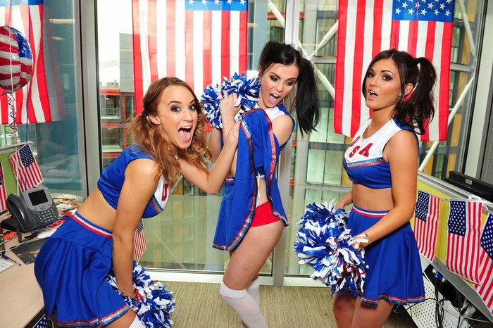 Rosie Jones, Emma Glover và India Reynolds hóa thân thành các “cheerleader”.